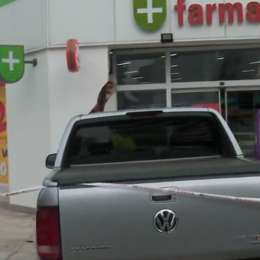 Impactante accidente en Caballito: una camioneta chocó contra una farmacia y hay tres heridos
