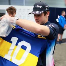 F1: ¡A lo Boca! Colapinto recibió una camiseta de Maradona en Brasil