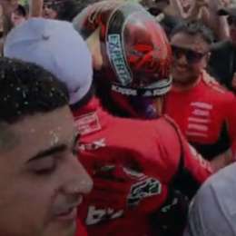 TC: ¡Los hermanos sean unidos! El abrazo entre Agustín y Matías Canapino en medio de los festejos por la quinta estrella