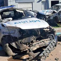 Las impactantes imágenes de un choque entre dos patrulleros en González Catán