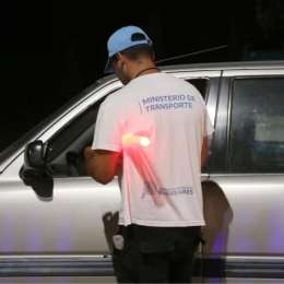 Un conductor manejaba por Pinamar, fue sometido a un test de alcoholemia y su insólita reacción se hizo viral