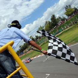 ¿Por qué las carreras terminan con una bandera a cuadros?