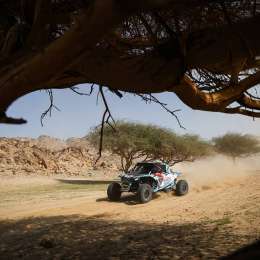 Dakar 2026: ¡Un gran equipo! Cavigliasso y Pertegarini cambiaron una rueda a toda velocidad en pleno desierto