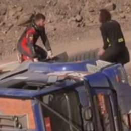 Dakar 2026: ¡Impresionante! Así recuperaron un camión que volcó en la Etapa 3