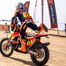 ¡Casi los atropella! El alocado festejo de Luciano Benavides con su equipo tras ganar el Dakar 2026