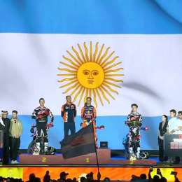 Dakar 2026: ¡Piel de gallina! Así sonó el himno argentino en Arabia Saudita por la consagración de Luciano Benavides