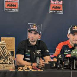 ¡Los campeones en casa! Luciano y Kevin Benavides dieron una conferencia tras el gran Dakar 2026