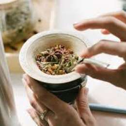 Salud y bienestar: los beneficios de sumar "yuyos" al mate y cómo transforman tu salud