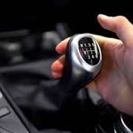 Por qué no es recomendable dejar el auto encendido mientras está parado