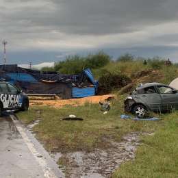 Accidente fatal en Circunvalación Oeste entre un auto y un camión: un muerto y dos heridos