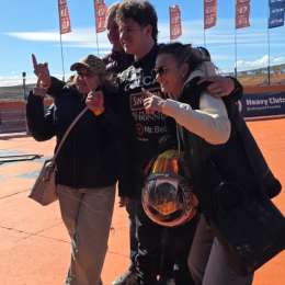 TC: ¡Hasta las lágrimas! El abrazo entre Moscardini y su padre tras la pole en El Calafate