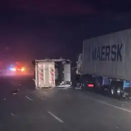 Corte total en la Autopista Rosario-Córdoba: fuertes vientos provocaron el vuelco de al menos 10 camiones