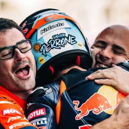 La efusiva reacción del equipo de Perrone tras el podio en el arranque de Moto3 en Tailandia