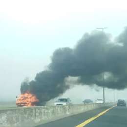 Un camión se prendió fuego en medio de la autopista Buenos Aires-La Plata