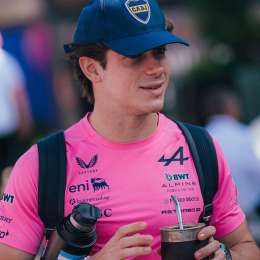 F1: ¡A lo Boca! Colapinto llegó con un particular accesorio al paddock de Albert Park