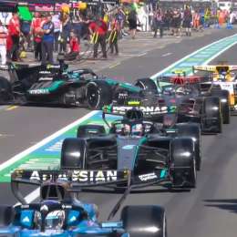 F1: ¡Tensión! Russell se apuró y Lindbland le pisó el alerón delantero cuando salía a pista