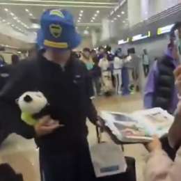 F1: ¡Lluvia de regalos! El cariño de China a Colapinto en su llegada al aeropuerto de Shanghái