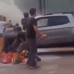 Una camioneta se prendió fuego y dos repartidores de soda apagaron el incendio a sifonazos