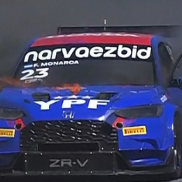 TC2000: fuego en el auto de Francisco Monarca en el Callejero de Buenos Aires