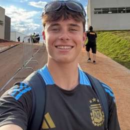 Moto3: ¡Lo lleva en la piel! Perrone llegó al circuito de Goiania con la camiseta de la Selección Argentina