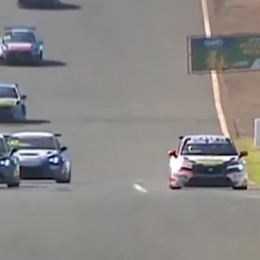 TCR South America: ¡Golpe de escena! Tiago y Leonel Pernía fueron a boxes cuando lideraban la carrera uno