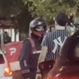 VIDEO: Un repartidor terminó a las trompadas con un automovilista en el medio de la calle