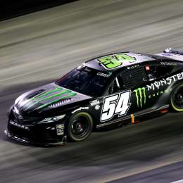 NASCAR: Gibbs le ganó un electrizante duelo a Blaney y obtuvo en Bristol su bautismo triunfal