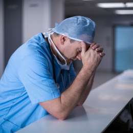 Burnout médico y soluciones tecnológicas: ¿alivio real o nueva fuente de estrés?