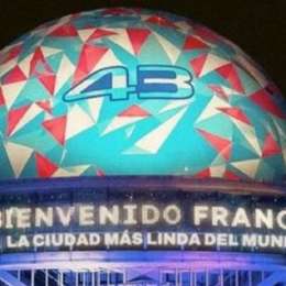 F1: ¡Su casco! El Planetario de la Ciudad de Buenos Aires le dio la bienvenida a Franco Colapinto
