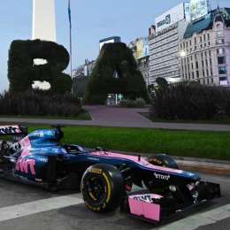 Presentaron en el Obelisco el F1 que usará Colapinto en el Road Show en Buenos Aires