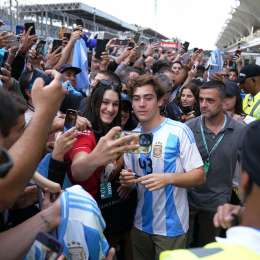 El público argentino va por un récord histórico de la Fórmula 1 en el Road Show de Colapinto
