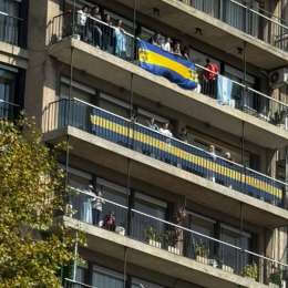 F1: Nadie quiere perderse el Road Show de Colapinto, la gente sigue la exhibición desde los balcones de los edificios