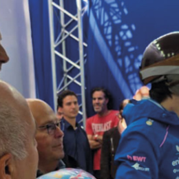 El íntimo momento en el que Colapinto recibió el casco de Fangio en el Road Show