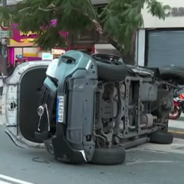 Impactante accidente en CABA: un patrullero chocó y quedó volcado en Corrientes y Callao