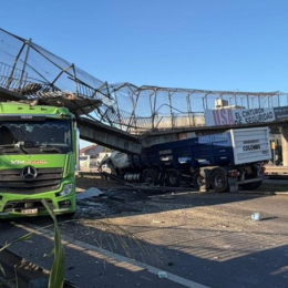 Un camión chocó contra un puente y causó un gran derrumbe en Escobar