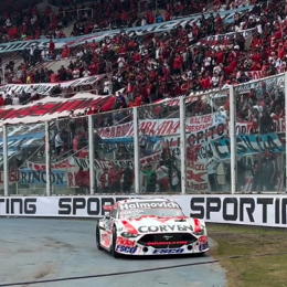 TC: Werner aceleró el Ford Mustang en el Estadio Mario Alberto Kempes