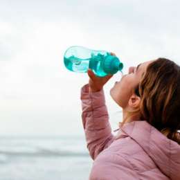 Salud y bienestar: por qué dejamos de tomar agua cuando hace frío y cuánta hidratación necesitas realmente