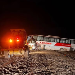 Un colectivo quedó colgado de la banquina en la Ruta 6 en Neuquén: 41 pasajeros estuvieron varados por horas