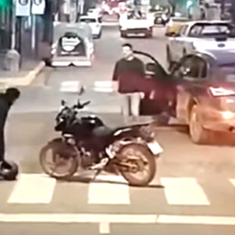 VIDEO: se bajó del auto para discutir con un motociclista, no puso el freno de mano y chocó
