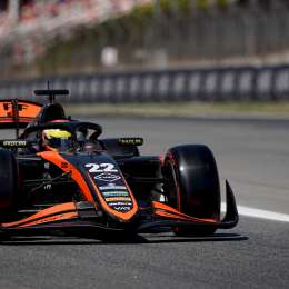 F2: Varrone fue P13 en la Feature Race de Barcelona: gran largada, lucha adelante y final sin puntos