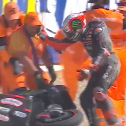 MotoGP: así fue la agresión de Bezzecchi a un auxiliar de pista que generó su suspensión en Brno