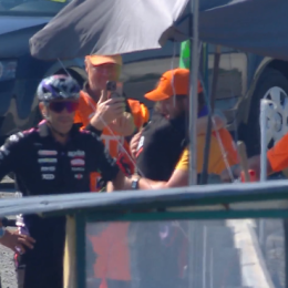 MotoGP: de la tensión al abrazo: las sinceras disculpas de Bezzecchi con el marshall