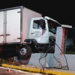Accidente en Villa Devoto: un camión perdió el control y chocó contra el alambrado del tren San Martín