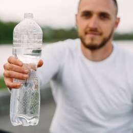 Salud y bienestar: por qué el cansancio de la tarde no se arregla con café, sino con agua