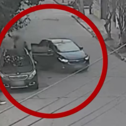 Detuvieron a un chofer de aplicación por amenazar y tirar del auto a una pasajera en Córdoba