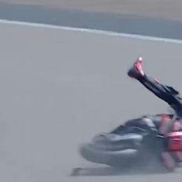 MotoGP: Bezzecchi sufrió una fuerte caída que lo deja fuera del GP de Alemania tras una lesión en la clavícula