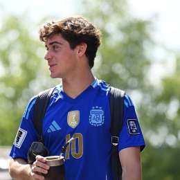F1: ¡Hola Franco! Colapinto llegó al paddock de Spa con la camiseta de Argentina