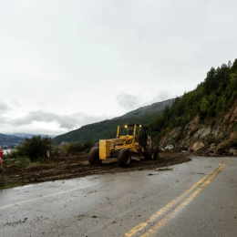 Un derrumbe en la Ruta 40 generó el corte total del tránsito en el Camino de los Siete Lagos