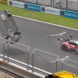 Impactante video: fuerte accidente en el Súper GT Japonés: ¡Un auto voló por el aire!