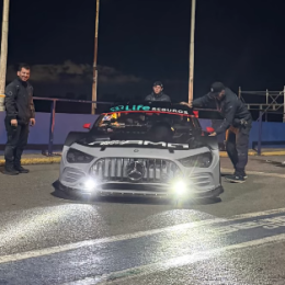 ¡Un TC girando a oscuras! Otto Fritzler realizó una prueba nocturna con el Mercedes en La Plata
